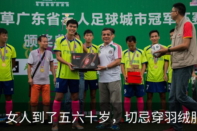 女人到了五六十岁，切忌穿羽绒服、棉服，换成这些会更时髦又保暖